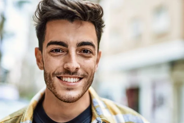 Schöner Hispanischer Mann Lächelt Glücklich Und Zuversichtlich Die Stadt — Stockfoto