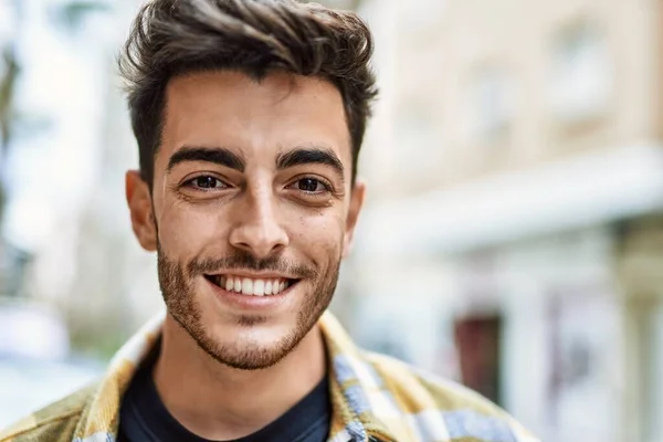 Hombre Hispano Guapo Sonriendo Feliz Confiado Ciudad —  Fotos de Stock