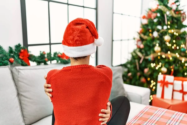 Mulher Hispânica Jovem Com Cabelo Curto Usando Chapéu Natal Sentado — Fotografia de Stock