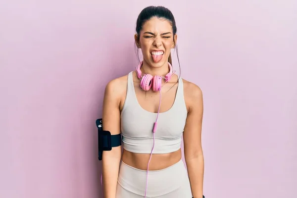 Jonge Spaanse Vrouw Draagt Sportkleding Gebruikt Een Koptelefoon Die Haar — Stockfoto