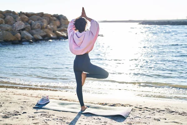 Young Woman Training Yoga Exercise Standing Seaside — Stock Photo, Image