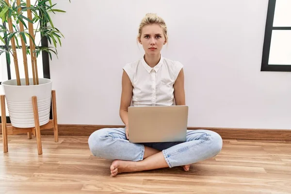 Mladá Blondýnka Používající Notebook Sedící Podlaze Obývacím Pokoji Uvolnila Vážným — Stock fotografie