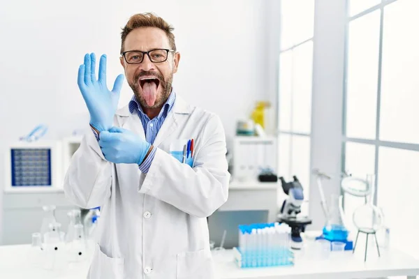 Mann Mittleren Alters Der Wissenschaftlichen Labor Arbeitet Streckt Mit Lustigem — Stockfoto