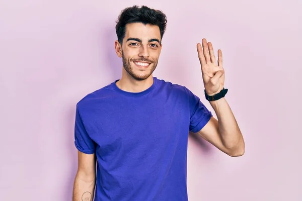 Jovem Hispânico Vestindo Camiseta Casual Mostrando Apontando Para Cima Com — Fotografia de Stock