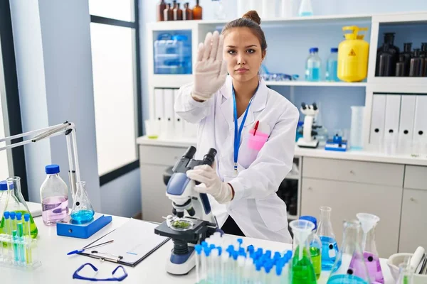 Mulher Hispânica Jovem Trabalhando Laboratório Cientista Com Mão Aberta Fazendo — Fotografia de Stock