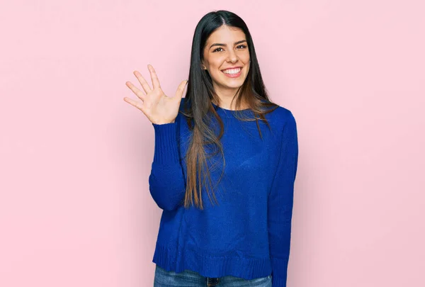 Молода Іспаномовна Жінка Повсякденному Одязі Показуючи Вказуючи Пальцями Номер Ять — стокове фото