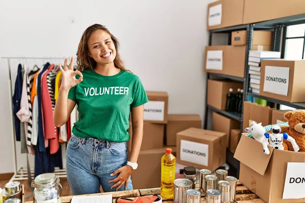 Bağışlarda Gönüllü Tişört Giyen Güzel Spanyol Kadın Gülümseyerek Parmaklarıyla Tamam — Stok fotoğraf