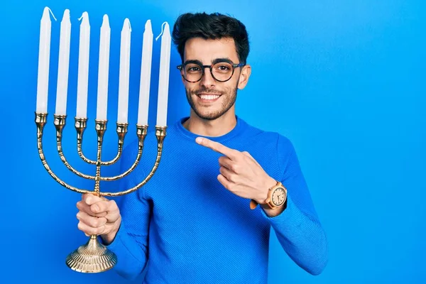 Jovem Hispânico Homem Segurando Menorah Hanukkah Vela Judaica Sorrindo Feliz — Fotografia de Stock