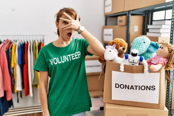 Mulher Branca Bonita Vestindo Camiseta Voluntária Doações Ficar Espreitando Choque — Fotografia de Stock
