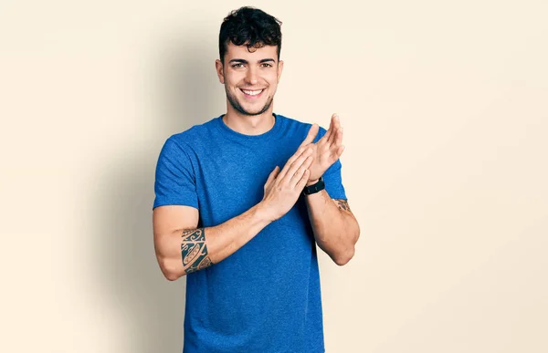 Gündelik Tişört Giyen Genç Spanyol Adam Alkışlıyor Alkışlıyor Mutlu Neşeli — Stok fotoğraf