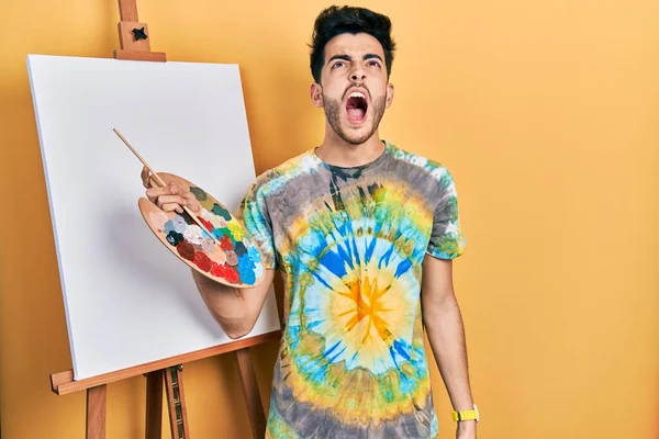 Joven Hombre Hispano Pie Dibujando Con Paleta Por Caballete Pintor —  Fotos de Stock