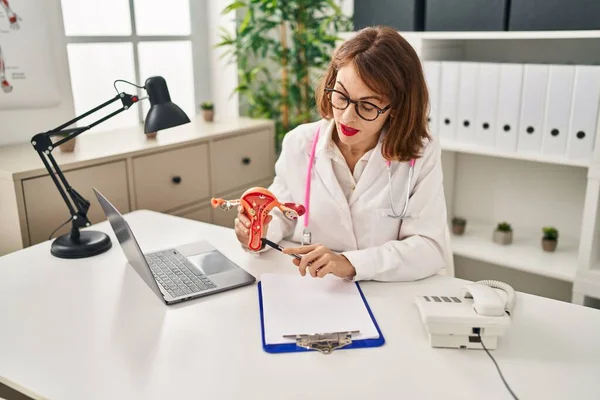 Ung Kaukasisk Kvinna Bär Läkare Uniform Med Anatomisk Modell Livmodern — Stockfoto