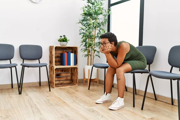 Jeune Femme Hispanique Désespérée Assise Sur Une Chaise Dans Salle — Photo