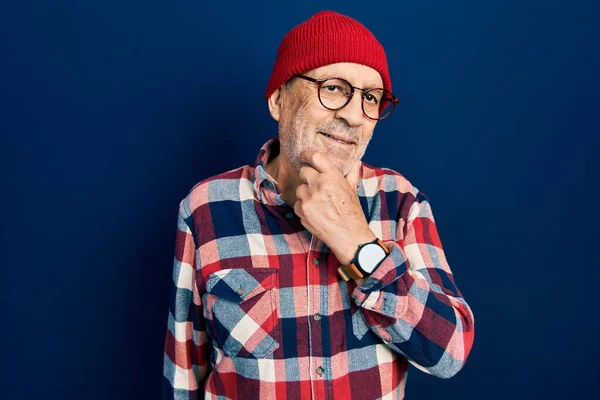 Pohledný Dospělý Muž Hipsterském Výrazu Vlněnou Čapkou Sebevědomě Usmívající Kamerou — Stock fotografie