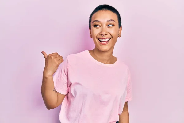 Mooie Latino Vrouw Met Kort Haar Dragen Casual Roze Shirt — Stockfoto