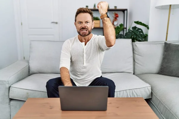 Középkorú Férfi Használja Laptop Otthon Dühös Őrült Emelő Ököl Frusztrált — Stock Fotó