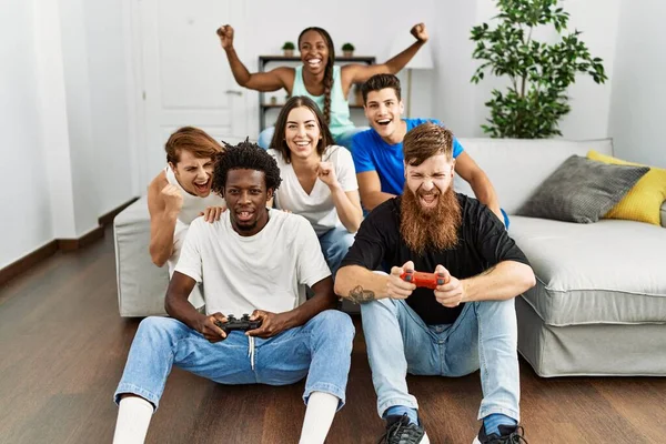 Evde oyun oynarken gülümseyen bir grup genç arkadaş..