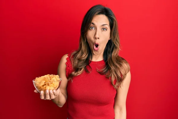 Jovem Mulher Latina Segurando Batata Frita Assustada Espantada Com Boca — Fotografia de Stock