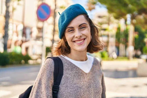 Jonge Blanke Vrouw Toerist Glimlachend Zelfverzekerd Wandelen Straat — Stockfoto