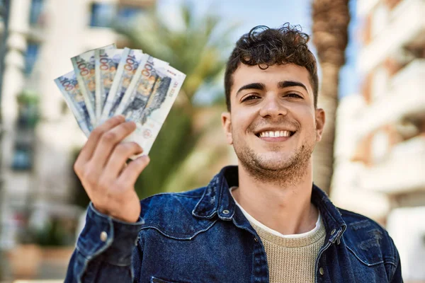 Joven Hispano Sonriendo Feliz Sosteniendo Billetes Sol Peruanos Ciudad —  Fotos de Stock