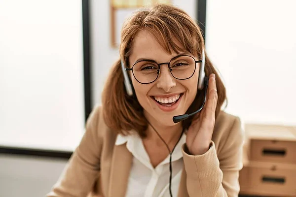 Młody Kaukaski Call Center Agent Kobieta Uśmiecha Szczęśliwy Pracując Biuro — Zdjęcie stockowe
