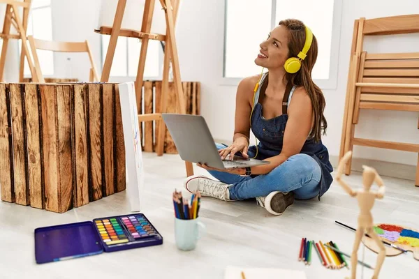 Joven Artista Hispana Sonriendo Feliz Dibujo Estudio Arte — Foto de Stock