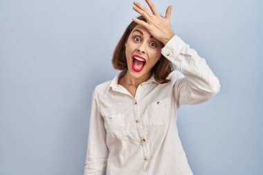 Mavi arka planda gelişigüzel dikilen genç ve güzel bir kadın hata için el ele tutuşarak şaşırdı. Hatayı hatırla. Unuttum, kötü hafıza kavramı. 