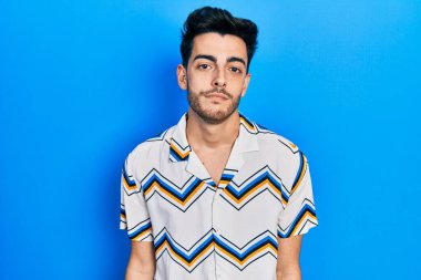 Gündelik kıyafetler giyen genç İspanyol adam uykulu ve yorgun görünüyor, yorgunluktan yorgun ve akşamdan kalma, sabahları tembel gözler.. 