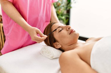 Genç Latin kadın kaş tedavisi görüyor. 