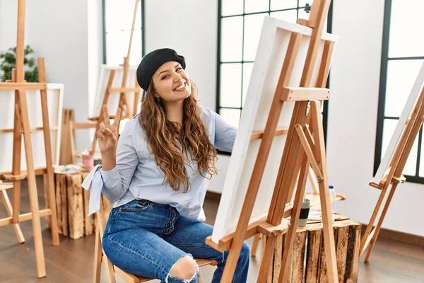 Joven Artista Hispana Pintando Sobre Lienzo Estudio Arte Sonriendo Mirando —  Fotos de Stock