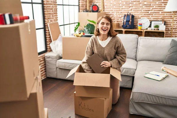 Jonge Kaukasische Vrouw Glimlachen Zelfverzekerde Verpakking Boeken Pakket Nieuw Huis — Stockfoto