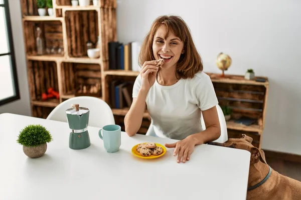 Ung Kaukasisk Kvinna Som Äter Frukost Sittandes Bordet Hemma — Stockfoto
