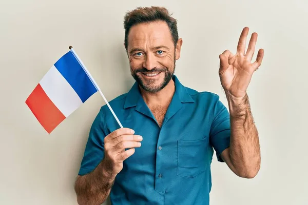 Uomo Mezza Età Che Tiene Bandiera Della Francia Facendo Segno — Foto Stock