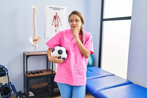 Fizyoterapi Kliniğinde Çalışan Genç Spanyol Bir Kadın Futbol Topunu Elinde — Stok fotoğraf