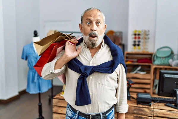 Hübscher Älterer Mann Mit Einkaufstaschen Boutique Shop Verängstigt Und Erstaunt — Stockfoto