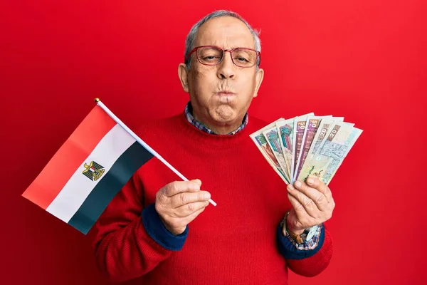 Όμορφος Ηλικιωμένος Άνδρας Γκρίζα Μαλλιά Που Κρατάει Αιγυπτιακή Σημαία Και — Φωτογραφία Αρχείου