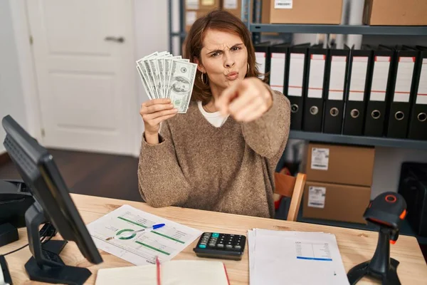 Young Beautiful Woman Working Small Business Ecommerce Holding Money Pointing — Stock Photo, Image