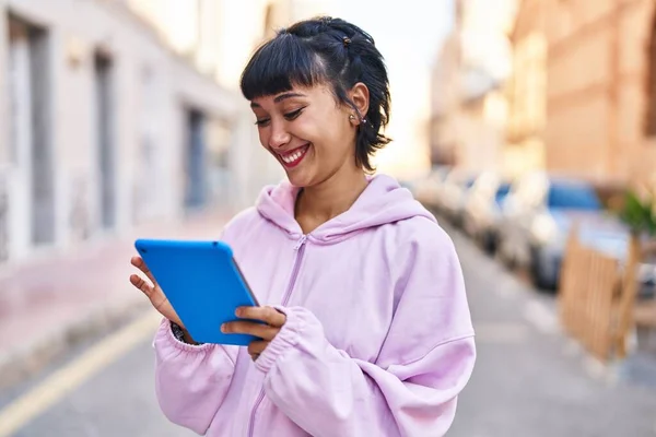 Junge Frau Lächelt Selbstbewusst Mit Touchpad Auf Der Straße — Stockfoto