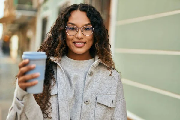 Young Latin Woman Smiling Happy Drinking Coffee City — Stock Photo, Image