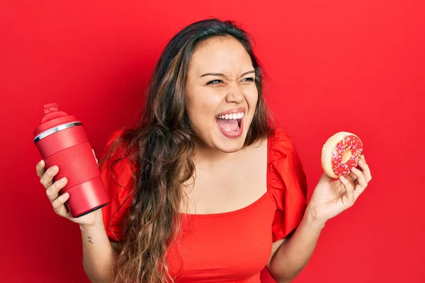 Jovencita Hispana Comiendo Donuts Tomando Café Enfadada Loca Gritando Frustrada — Foto de Stock