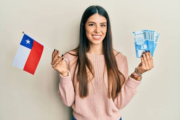 Jeune Femme Hispanique Tenant Drapeau Chili Des Billets Pesos Chiliens — Photo