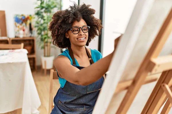 Young African American Woman Smiling Confident Drawing Art Studio — Stock Photo, Image
