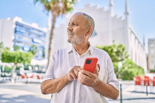 Senior Lächelt Selbstbewusst Mit Smartphone Auf Der Straße — Stockfoto
