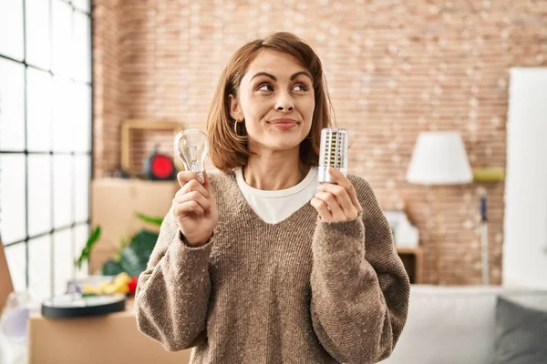 Junge Schöne Frau Hält Led Glühbirne Und Glühbirne Lächelnd Zur — Stockfoto