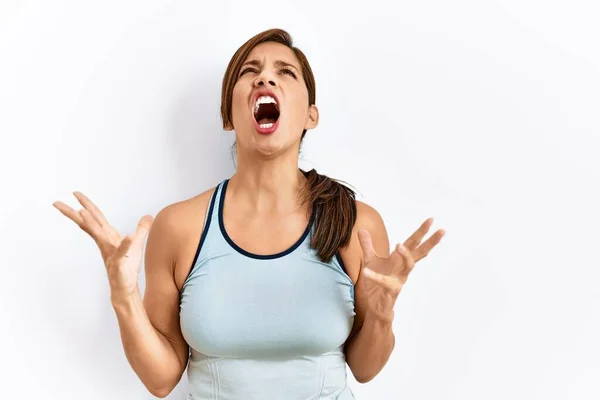 Mujer Latina Joven Con Ropa Deportiva Sobre Fondo Aislado Loco — Foto de Stock