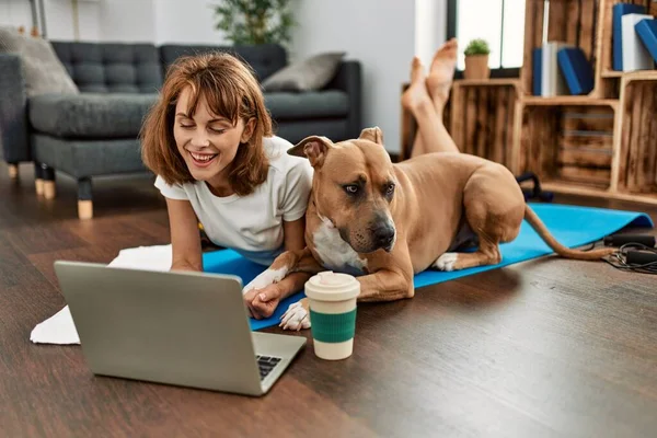 Jovem Mulher Caucasiana Esportista Sorrindo Confiante Usando Laptop Com Cão — Fotografia de Stock