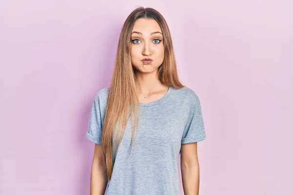 Νεαρό Ξανθό Κορίτσι Που Φοράει Casual Shirt Φουσκώνει Μάγουλα Αστείο — Φωτογραφία Αρχείου