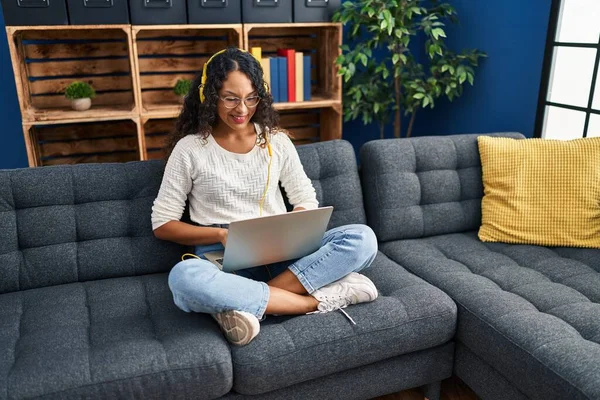 Jong Latin Vrouw Met Behulp Van Laptop Liggend Bank Thuis — Stockfoto