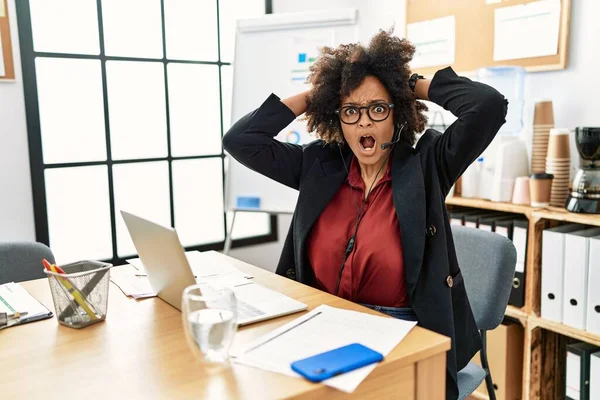 Femme Afro Américaine Avec Des Cheveux Afro Travaillant Bureau Portant — Photo