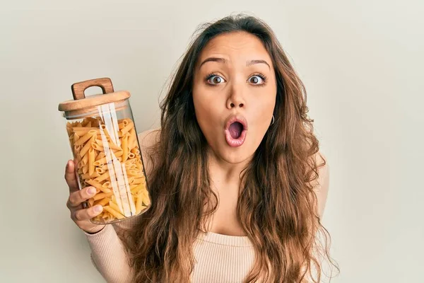 Ung Latinamerikansk Flicka Håller Burk Med Makaroner Pasta Rädd Och — Stockfoto